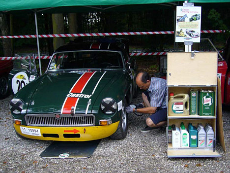 CastrolShop Team Vantage MG’en klar til banedebut med Roar Eriksen ved rattet, Castrol Racing B353 i motoren og en liflig duft af R-olie i slipstrømmen.